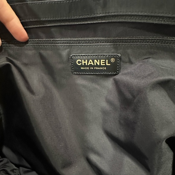 CHANEL Elegant Black Tote Bag - Picture 9 of 15